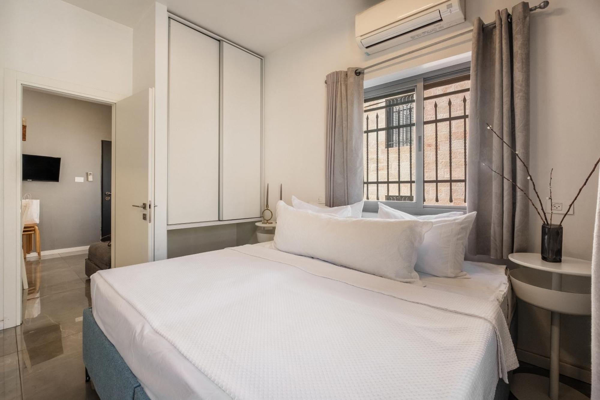 Dinning Room, Bedroom And Balcony Jeruzalem Buitenkant foto